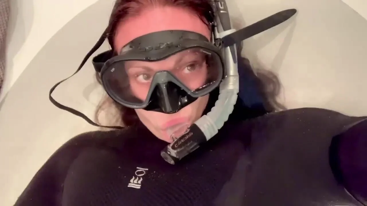 Happy Scuba Girl in Wetsuit - ThisVid.com 日本語で