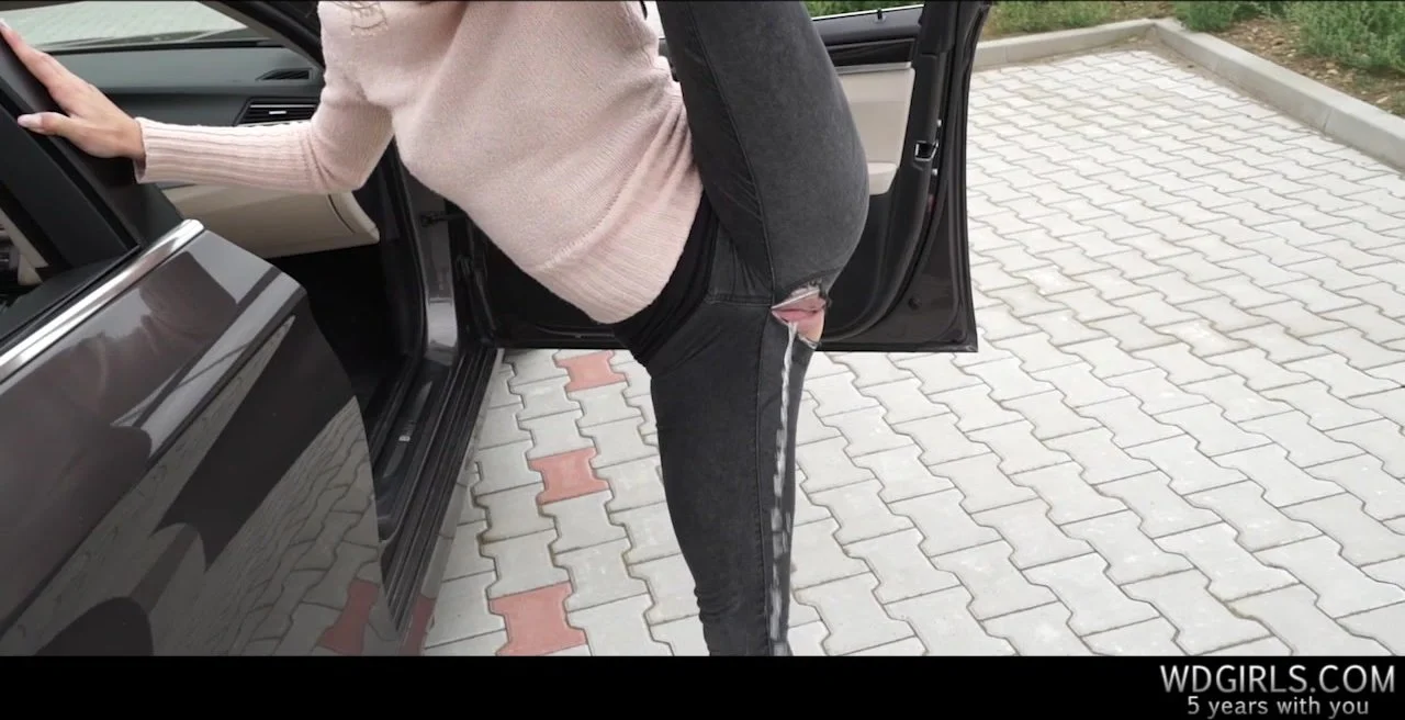 Peeing through Ripped Pants - ThisVid.com