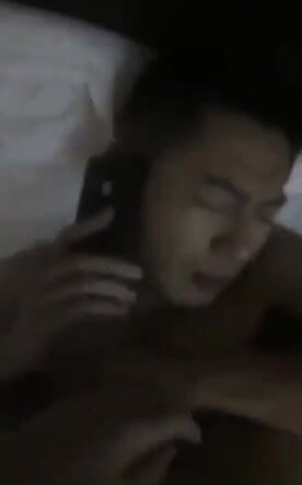 Chinese man gets deepthroat while on the phone