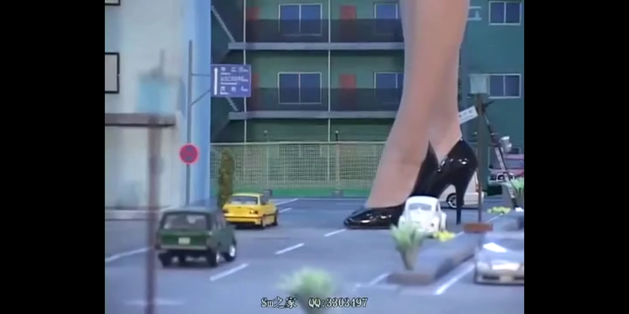 Japanese giantess crush city - video 2