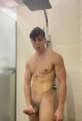 Muscled twink show off