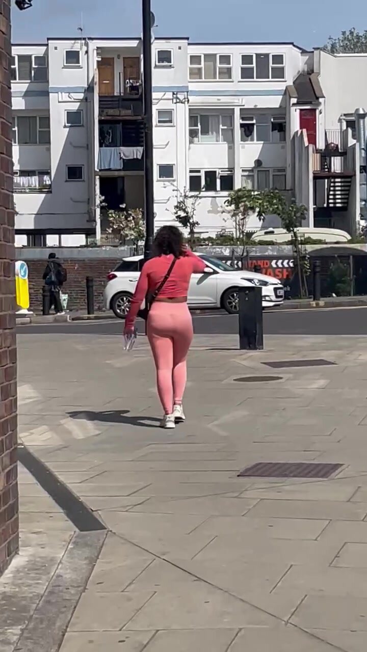 Public ebony ass in yoga pants