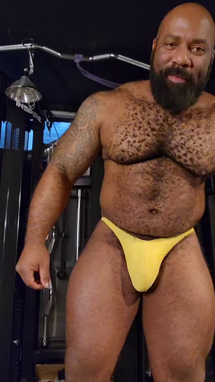 HOT HAIRY MUSCLE DADDY POSING
