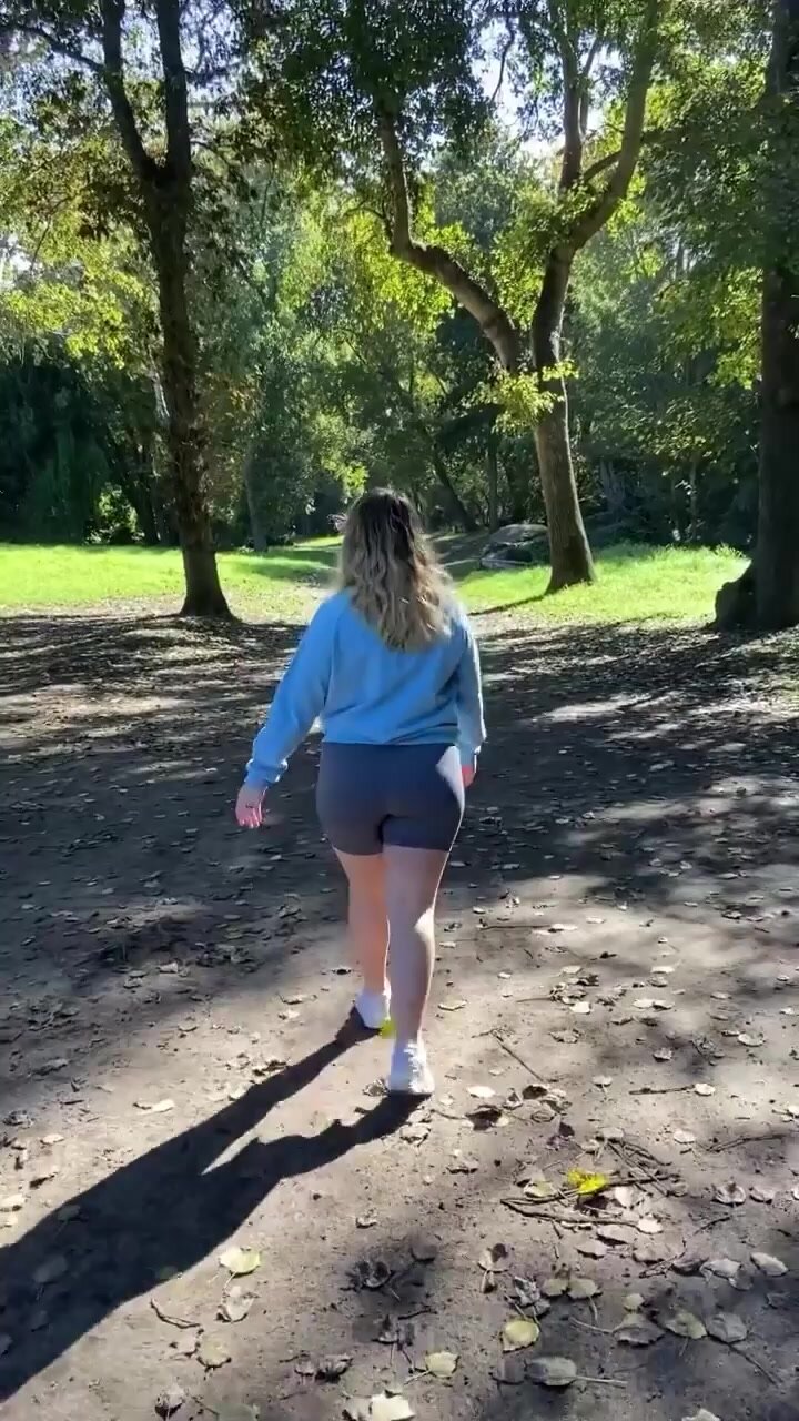 Chubby girl gives wet farts while walking