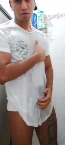 Wet t-shirt - video 2