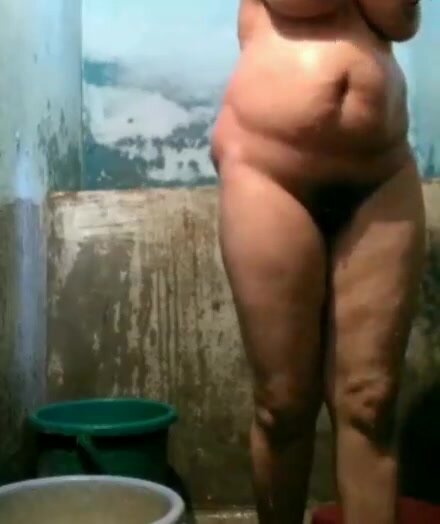 Desi aunty bathing - video 10