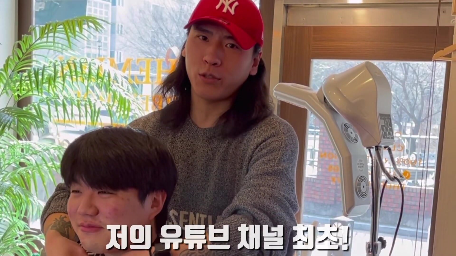 Korean Guy Get Shaved Razor-ed Bald in the Barber