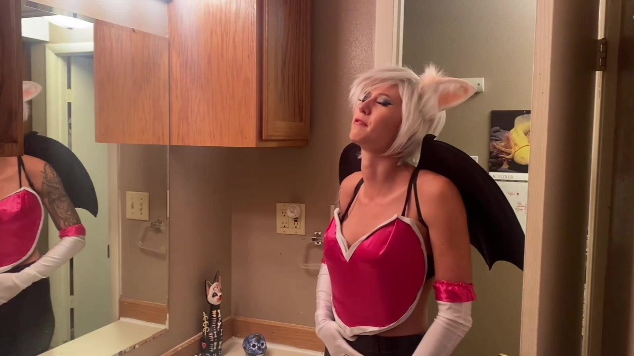 rouge the bat cosplay girl farting in the bathroom