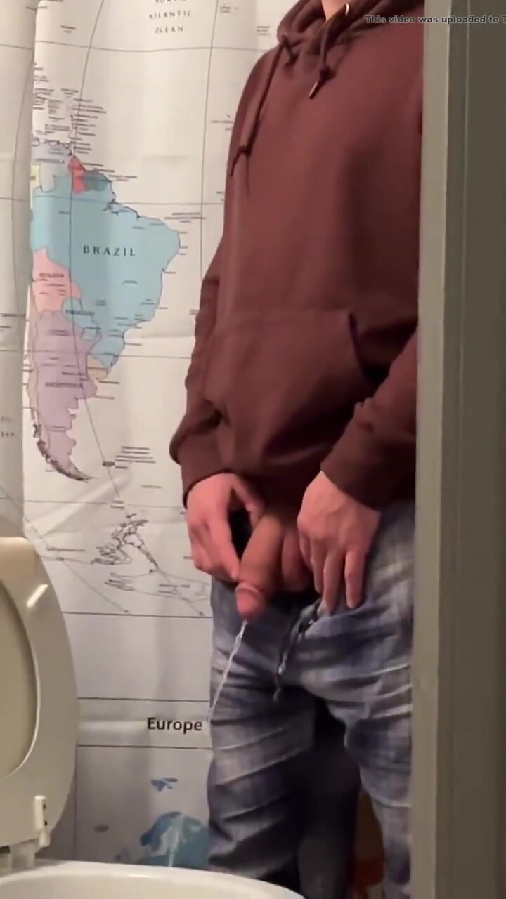amazing straight guy taking a piss while talking to gf