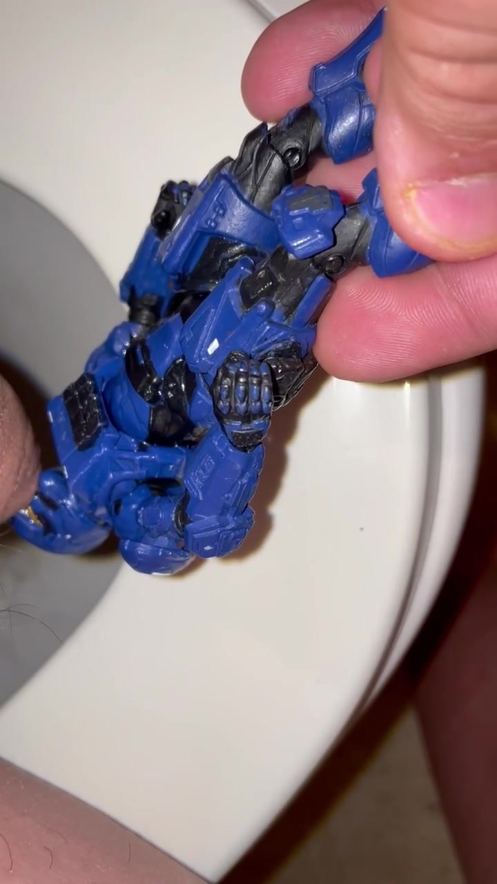 piss ... a blue halo soldier