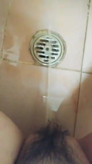 Power piss in bath - video 2