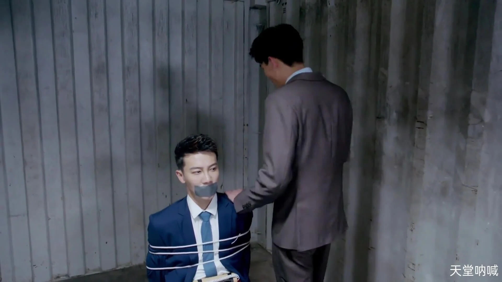 Video: Men gagged in suit - ThisVid.com