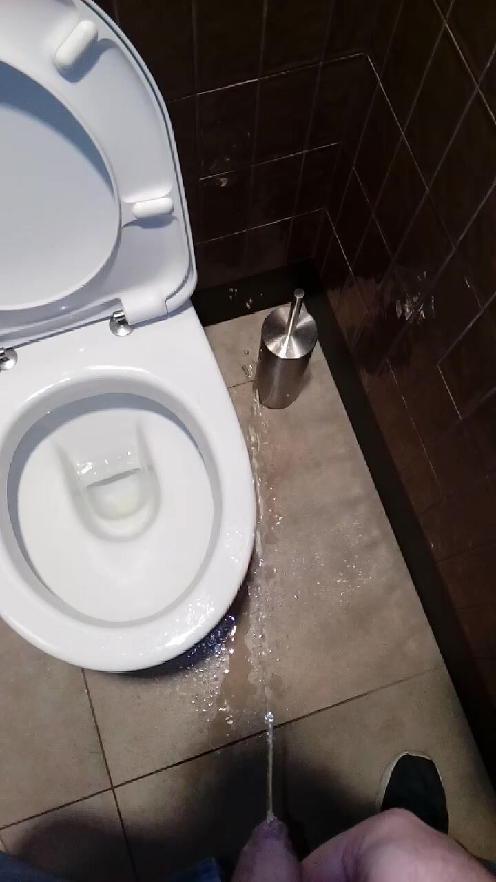 Toilet piss - video 33