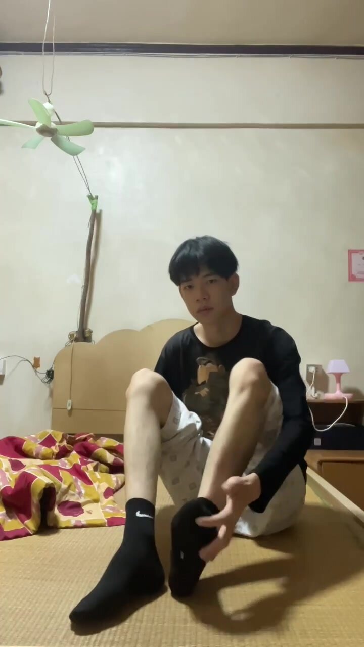 Asian guy jerking - video 4