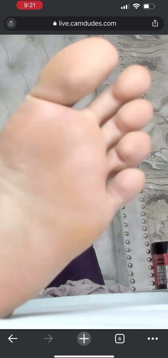 Guy showing his feet on webcam