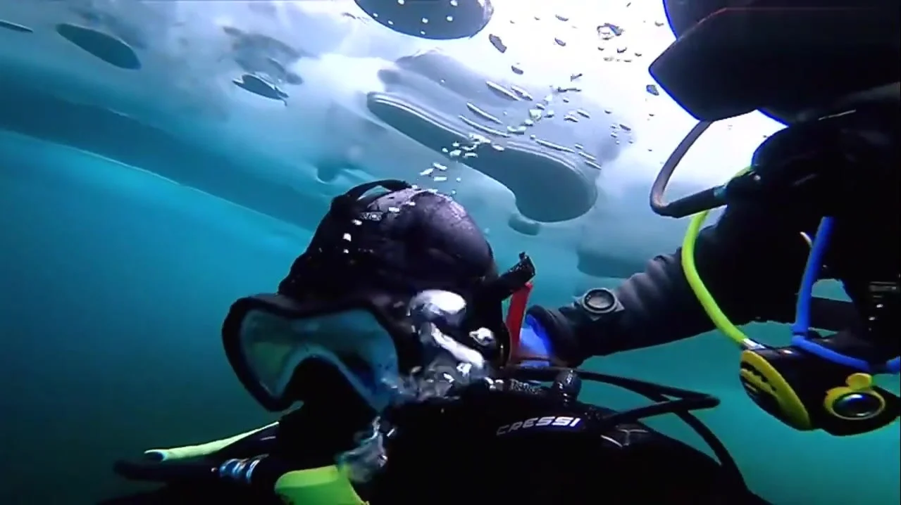 FFM Scuba Diver Under The Ice ThisVid com em inglês 
