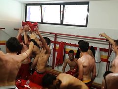 Guys naked in Italian locker room - video 2
