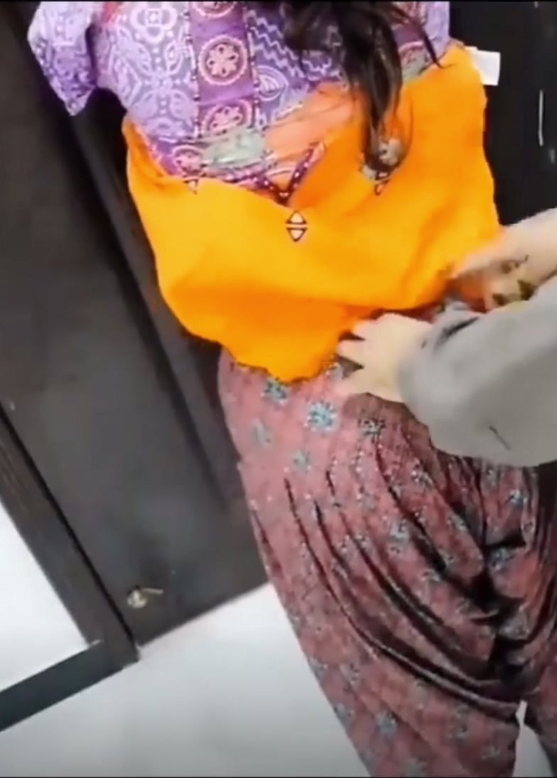 Indian girl pantsed by Tailor