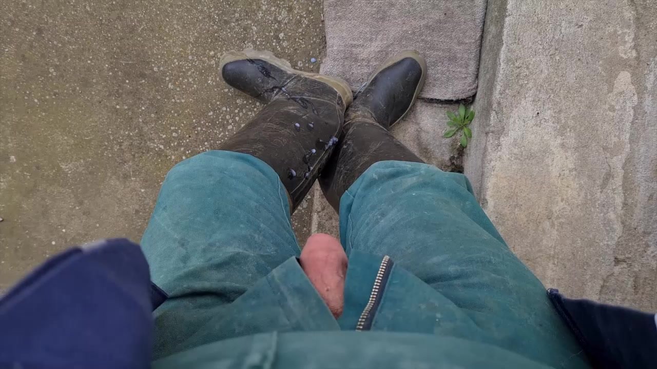 Worker cums on rubber wellies (OF WORKIE)