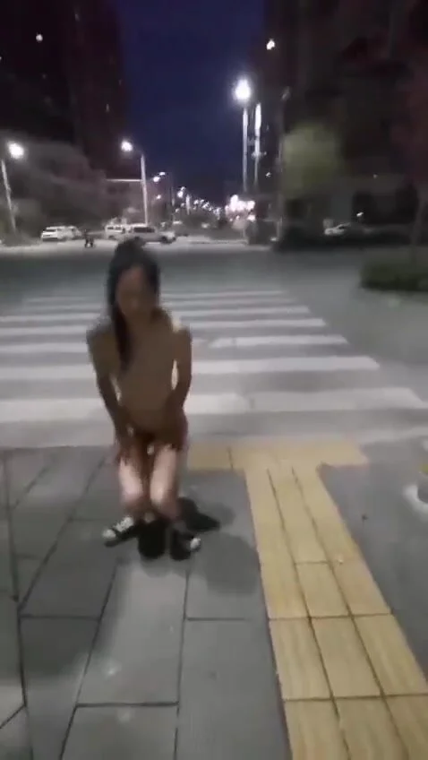 Chinese girl walks down busy street naked - ThisVid.com em inglÃªs