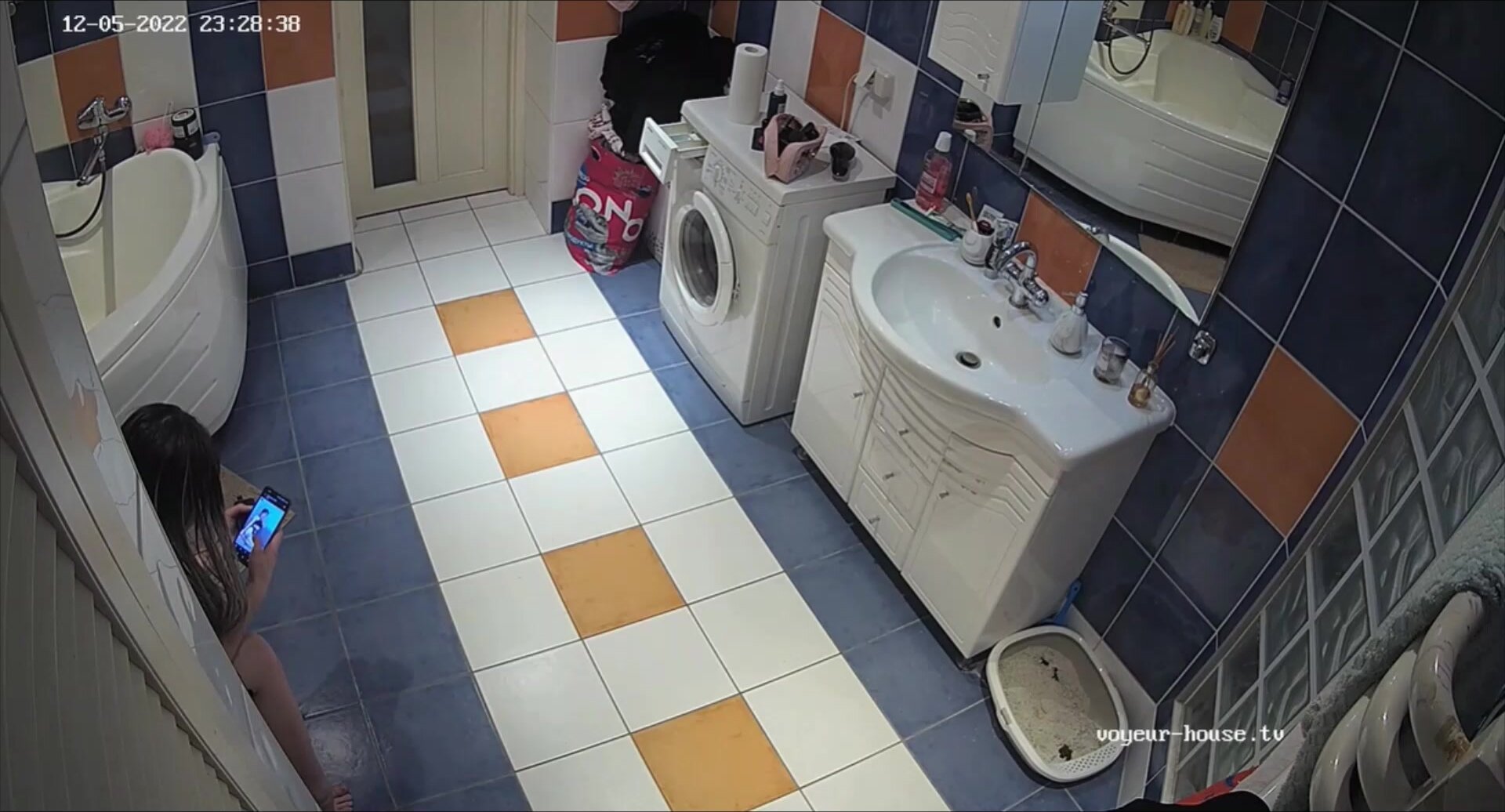 Woman pooping in Toilet 486