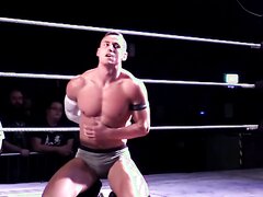 Squashing sexy wrestler