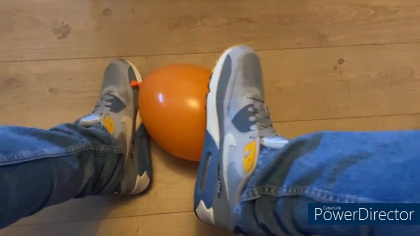 stomp balloon with 3 pairs of nike 90´s