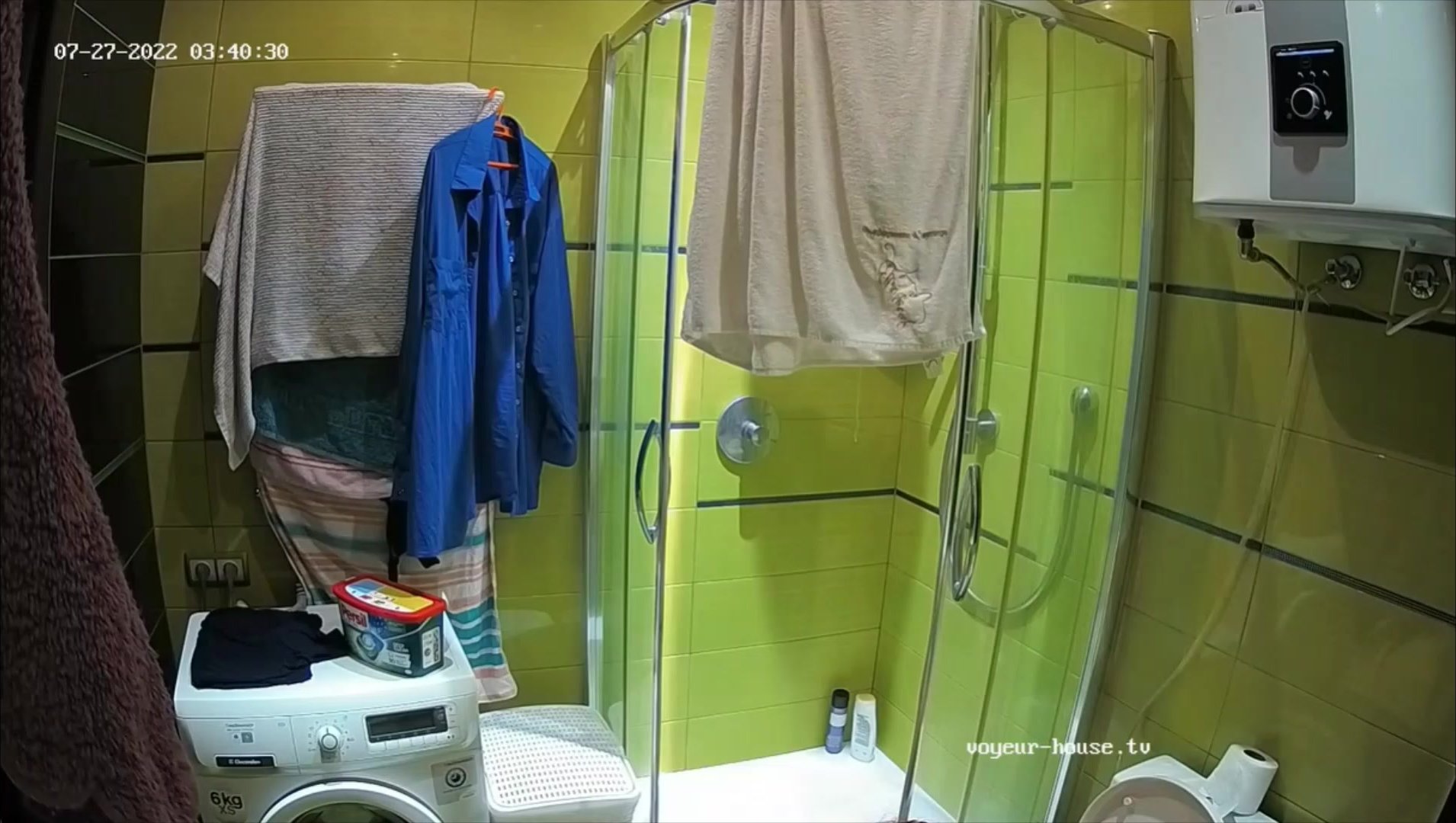 Woman pooping in Toilet 487