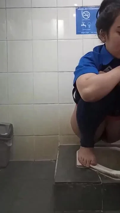 Ngintip toilet ind mar t 1 ThisVid com 