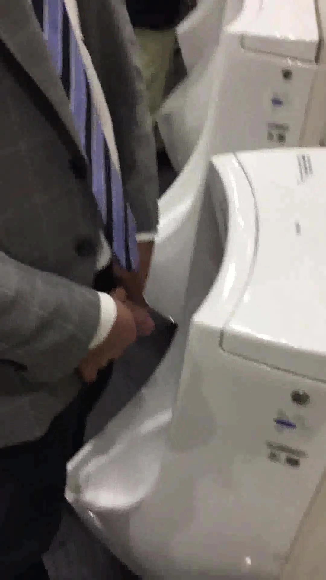 Video: Japanese office guy pissing spycam 1 - ThisVid.com