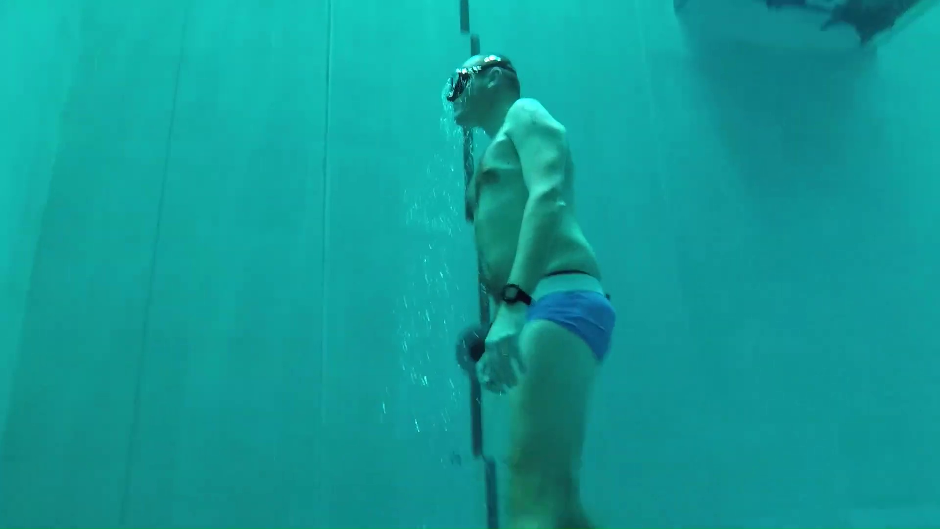 Breath hold underwater-Y-40