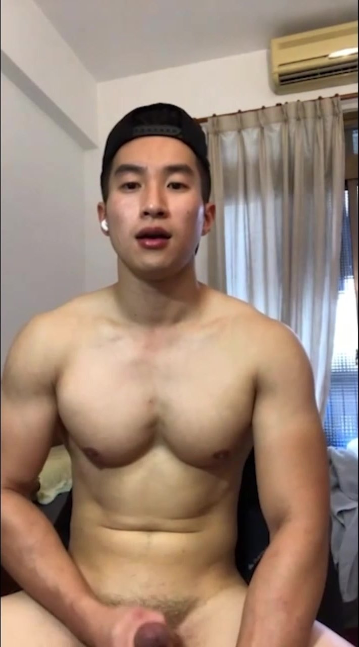 Handsome Chinese bodybuilder jerk off