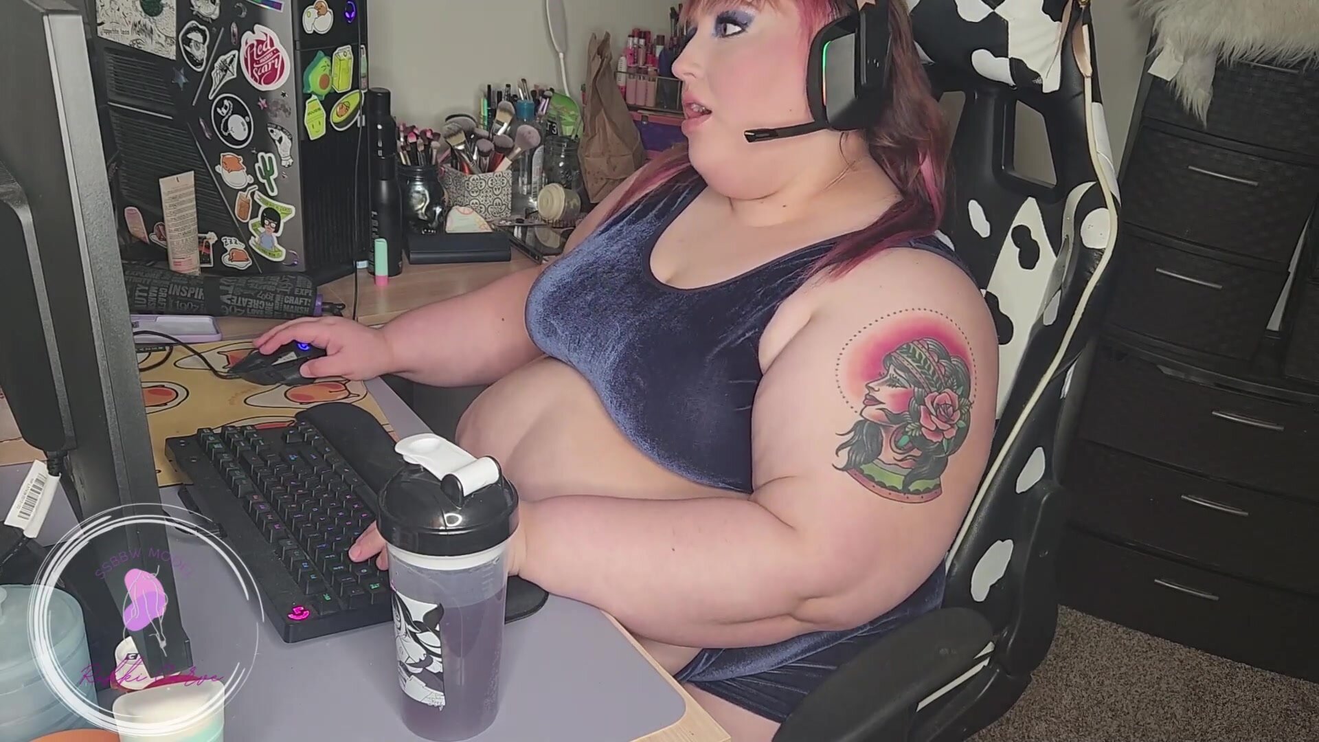 bbw playing game on chair