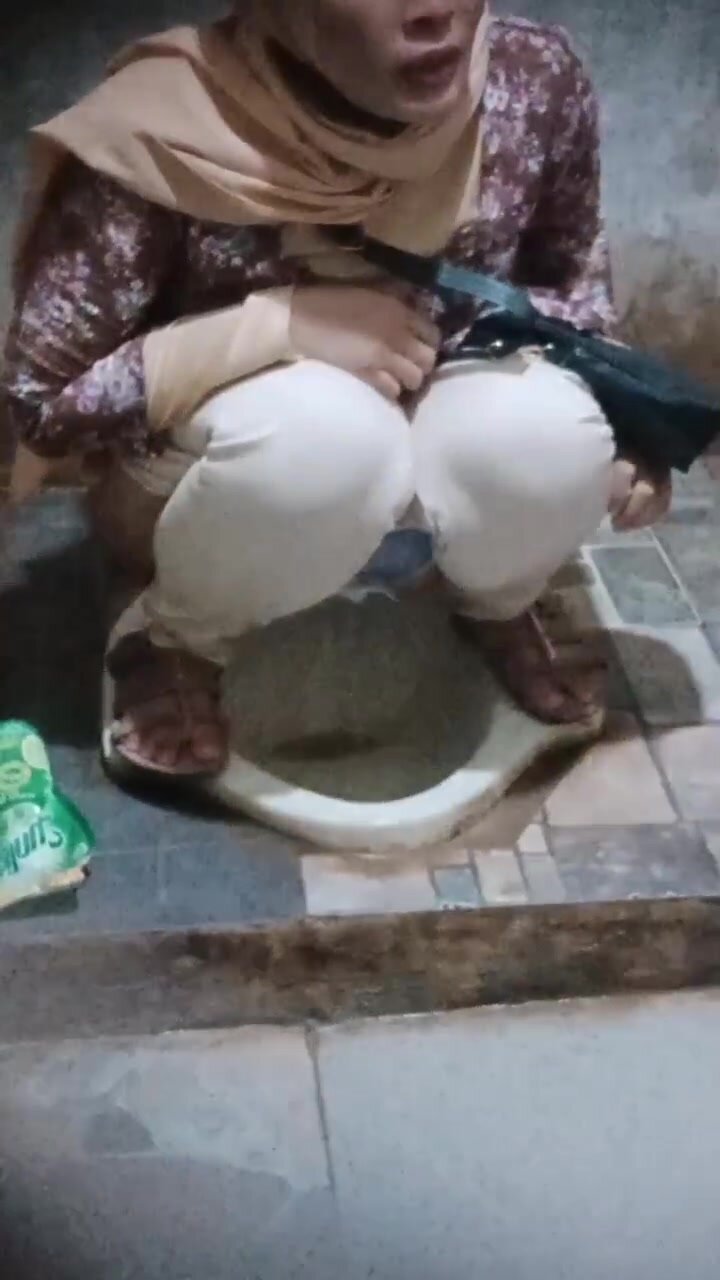 Hijab girl spy on the toilet