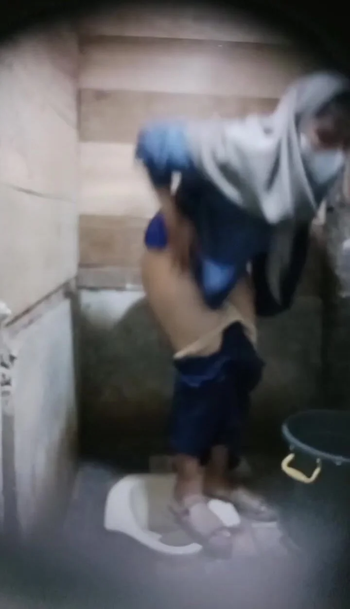 Hijab girl pissing - ThisVid.com en anglais