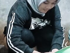 hijab girl pissing1