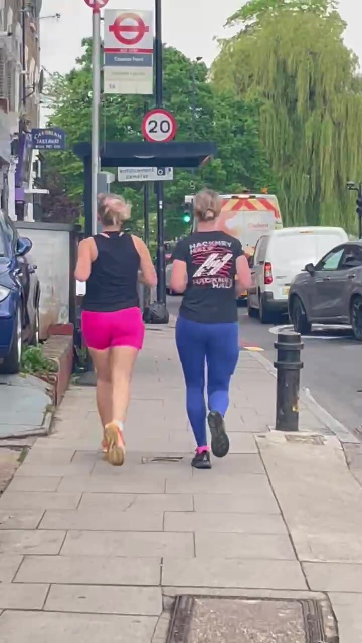2 fit blondes running