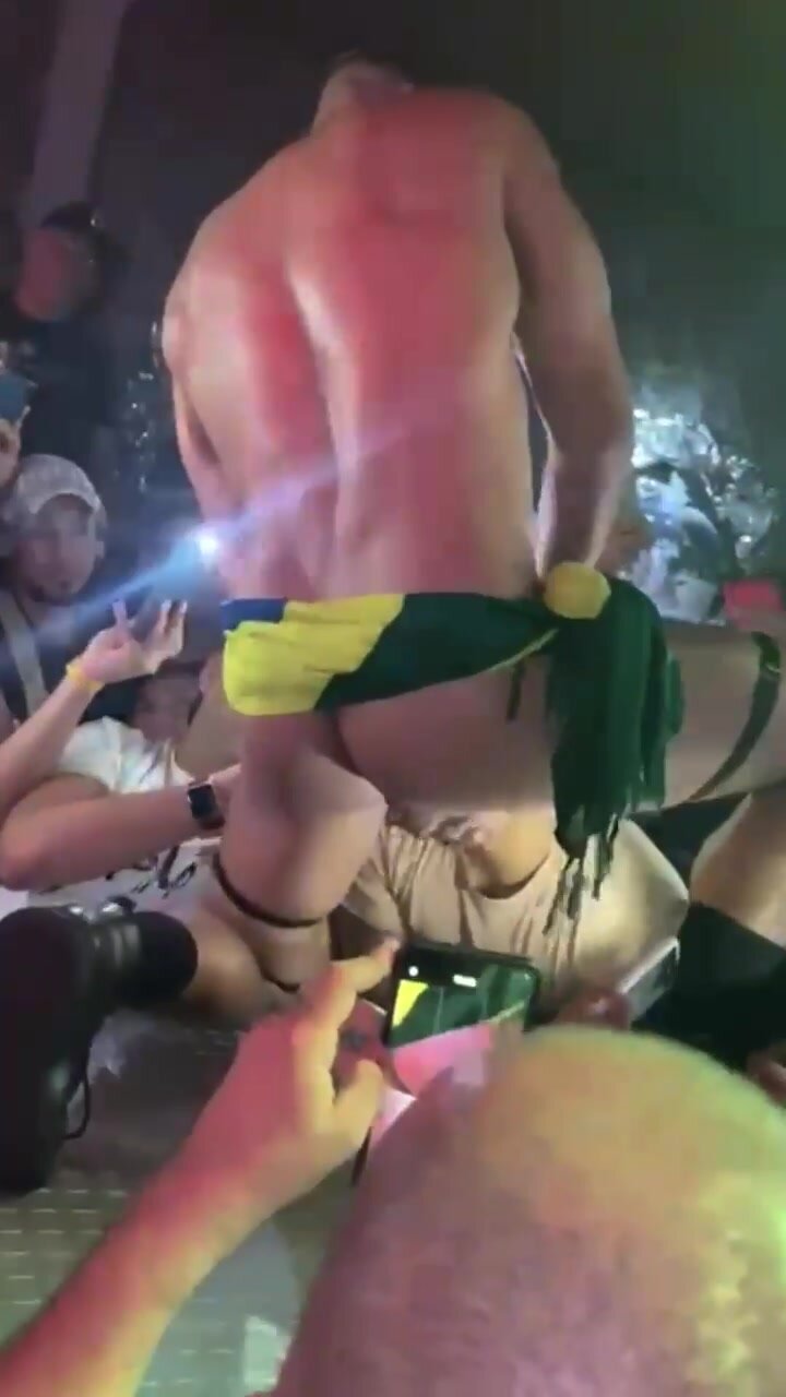 stripper's dick sucked on by the audience