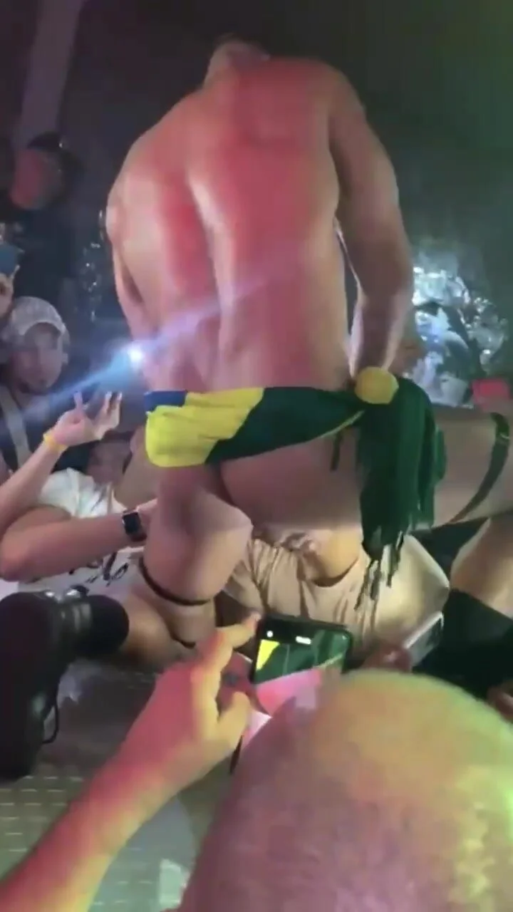 Sucking Cock Public Audience - Stripper's dick sucked on by the audience - ThisVid.com