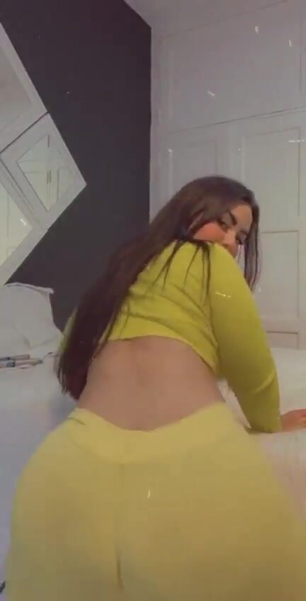 Hot white girl shakes her ass for you.