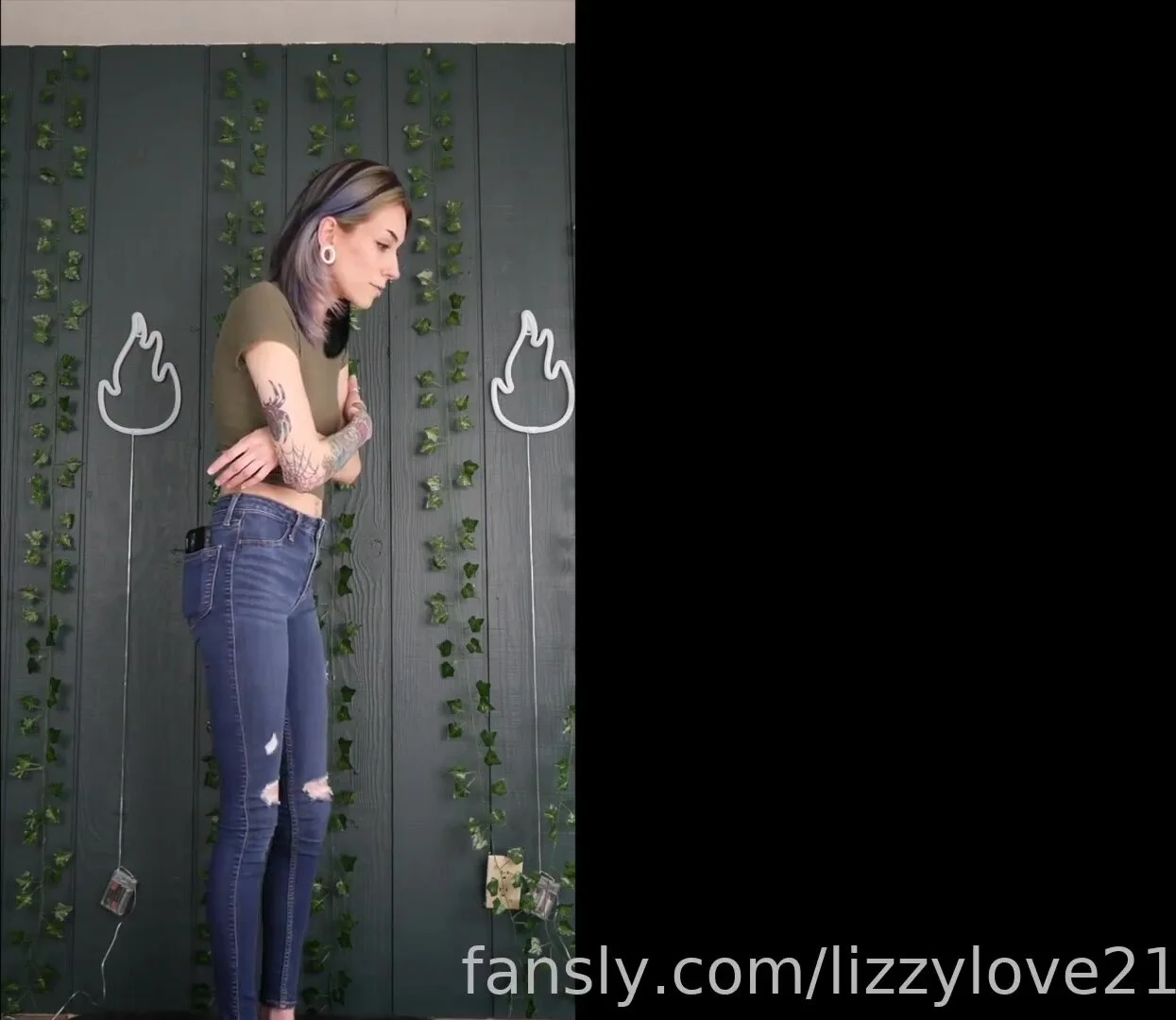 Liz Raw: Desperate girl waiting to be seated - ThisVid.com