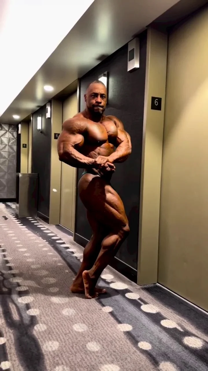 BLACK BODYBUILDER LEWIS POSING IN GREEN - ThisVid.com