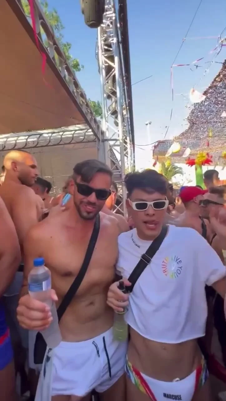 Dick out Gay Pride - ThisVid.com en anglais