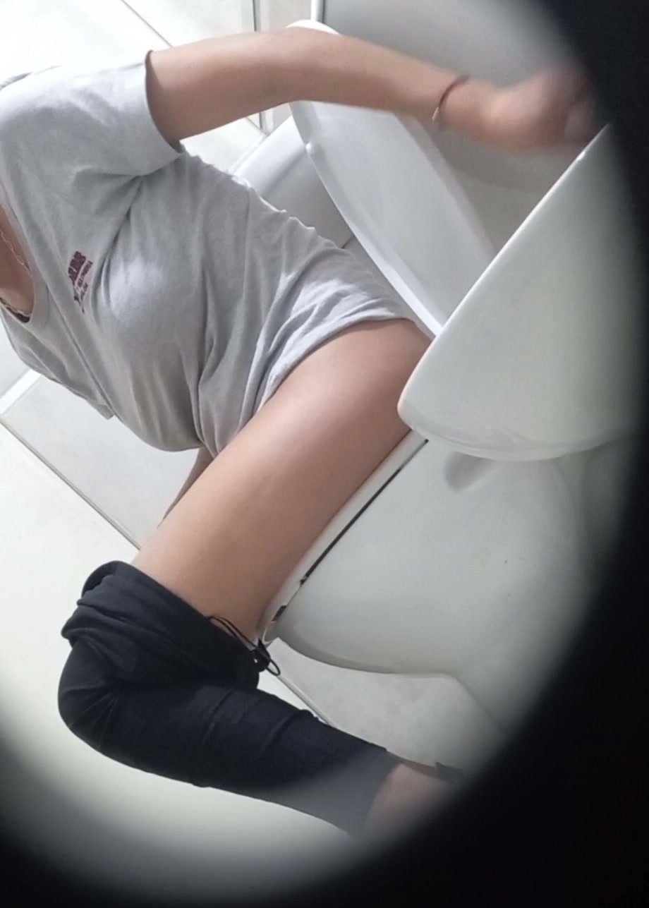 Spying my sexy colleague on the toilet