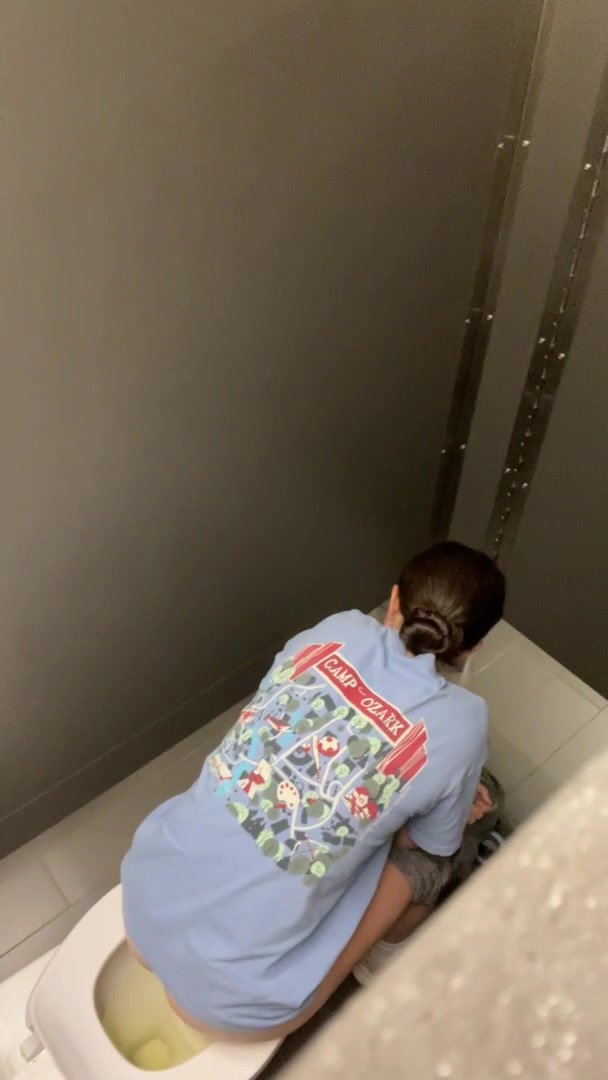 Girl pooping - video 302
