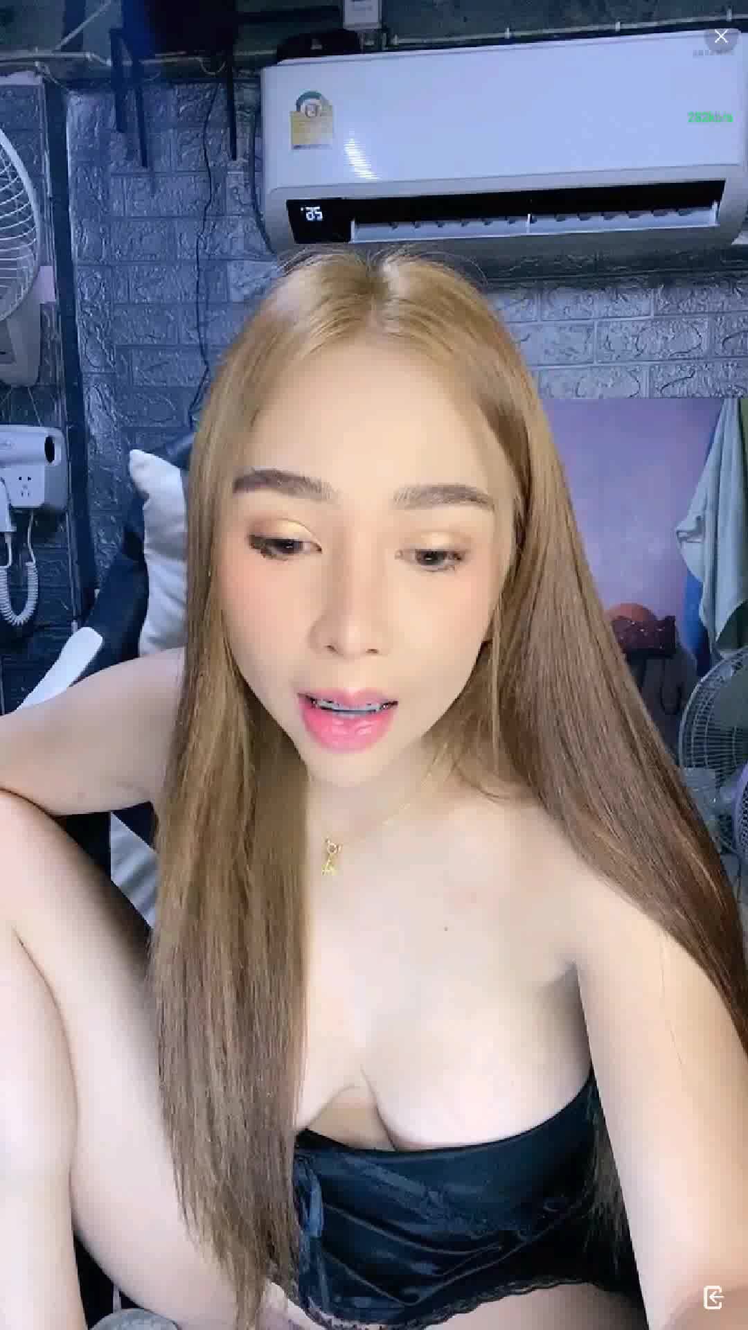 asian thai girl showing pussy