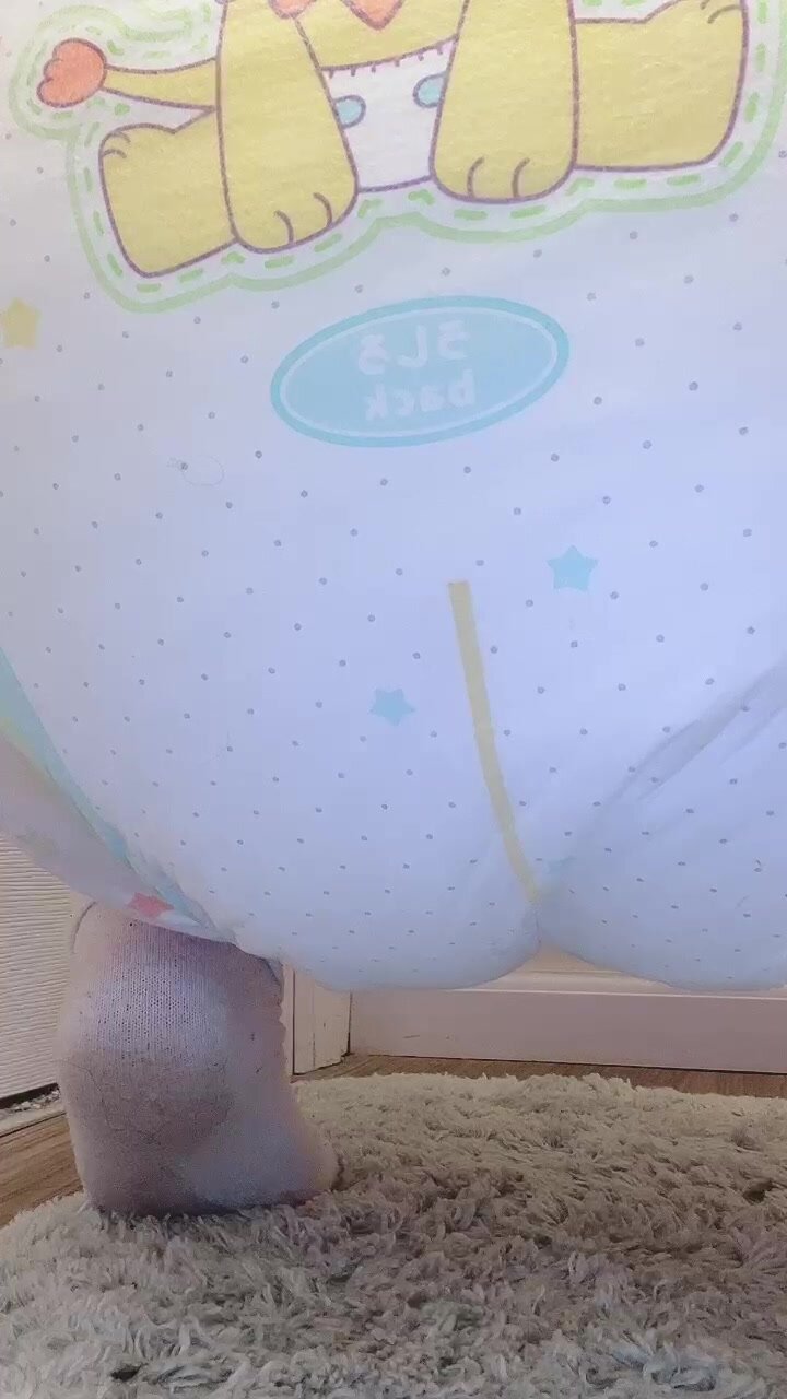 Diaper girl fills her diaper