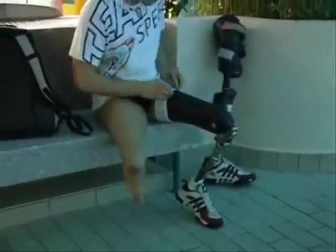 Legless swimmer takes off prosthetics