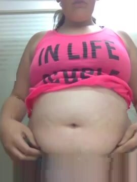 BBW playing with her bellybutton in the bathroom