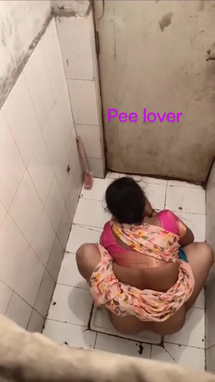 Toilet aunty pee wash - ThisVid.com